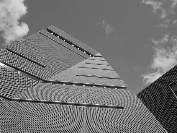 Tate modernes Tavatnik-Gebäude in London schwarz und weiß — Stockfoto