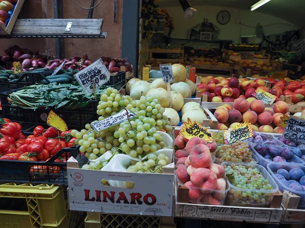 Grönsaker och frukter i Bologna — Stockfoto