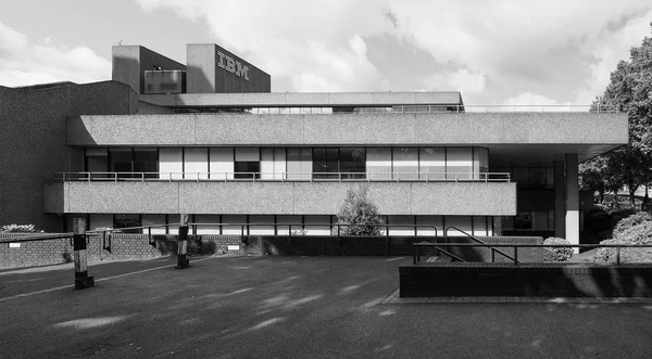 IBM gebouw in Londen zwart-wit — Stockfoto