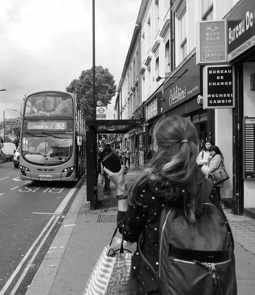 Bus rosso a Londra bianco e nero — Foto Stock