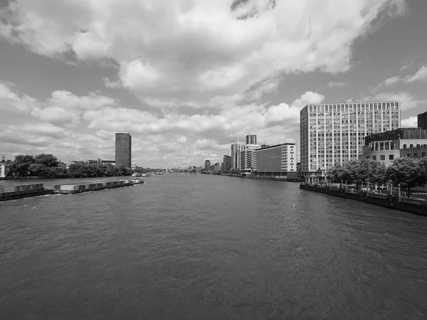 Londra siyah beyaz Thames Nehri — Stok fotoğraf