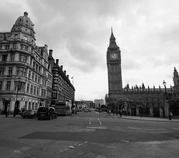 Kamrarna i parlamentet i London svart och vitt — Stockfoto