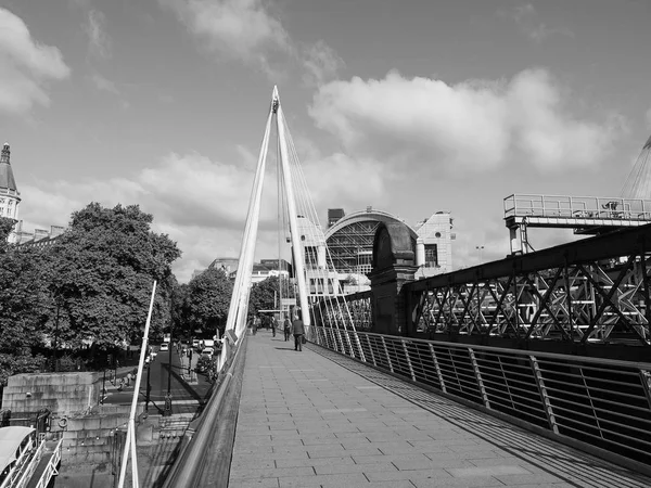 Jubilee Bridge in London black and white — Stock Photo, Image