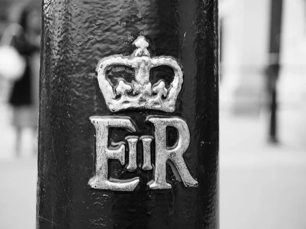 Royal cypher of the Queen in London black and white — Stock Photo, Image