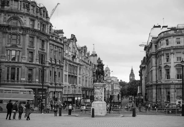 Trafalgar Meydanı'nda insanlar Londra siyah ve beyaz