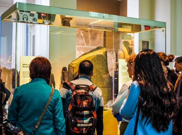 Turistler hdr Londra'da British Museum'da