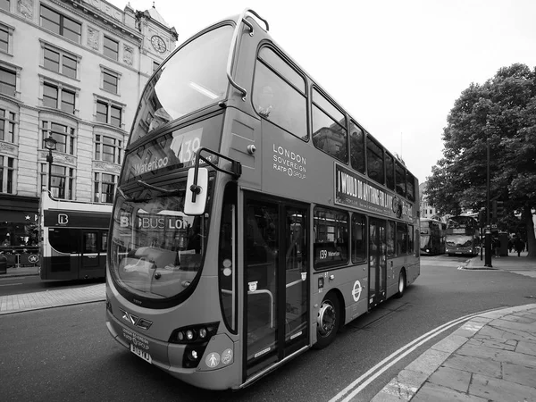 Bus rouge à Londres noir et blanc — Photo