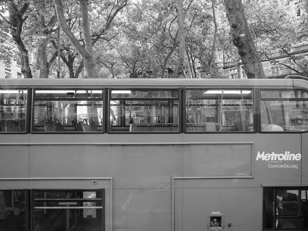 Bus rouge à Londres noir et blanc — Photo