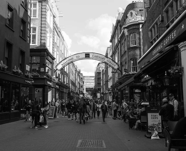 Carnaby Street in London schwarz und weiß — Stockfoto
