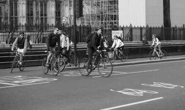 Bisikletçiler Londra siyah ve beyaz