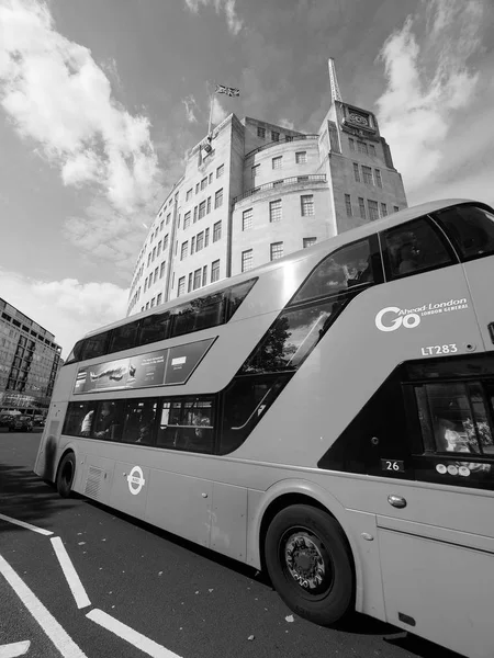 Bus rouge à Londres noir et blanc — Photo