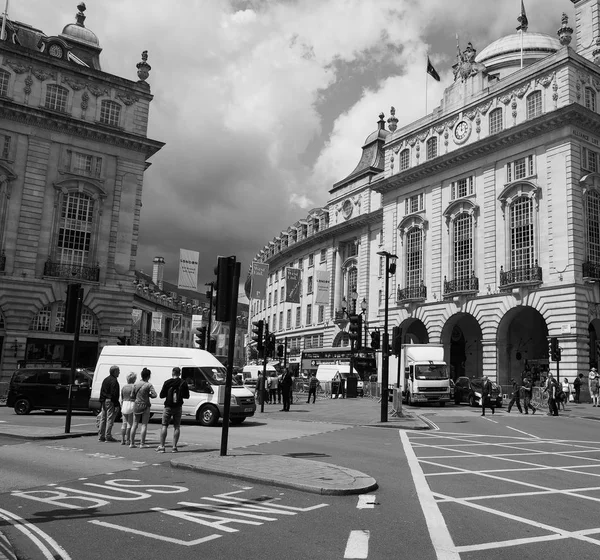 Människor i Piccadilly Circus i London svart och vitt — Stockfoto