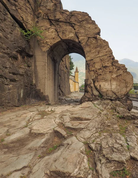 Antik Roma yolu kemer Donnas