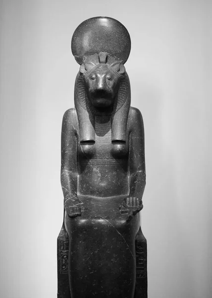 Bohyně Sekhmet v Britském muzeu v Londýně černé a bílé — Stock fotografie