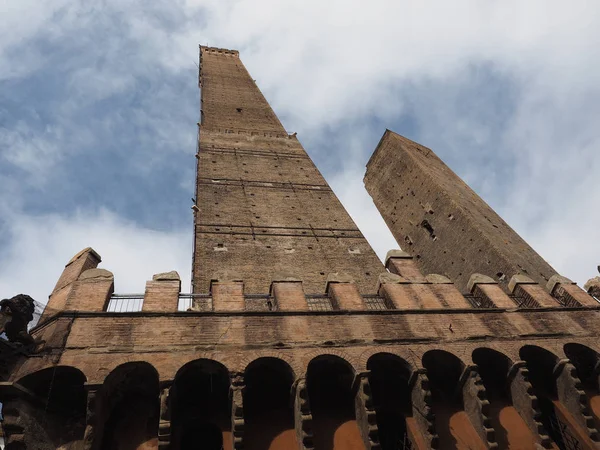 Due torri (Dos torres) en Bolonia — Foto de Stock