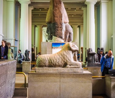 Turistler hdr Londra'da British Museum'da