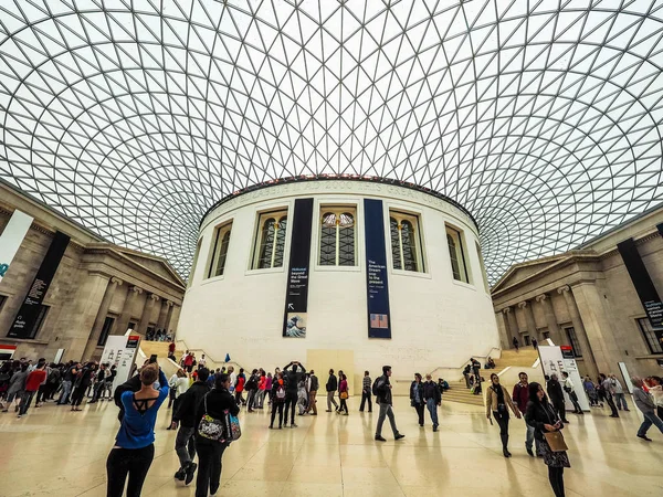 Turisté v Britském muzeu v Londýně, hdr — Stock fotografie