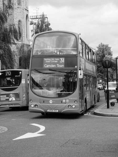 Bus rosso a Londra bianco e nero — Foto Stock