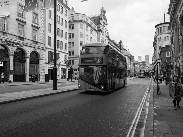 Roter Bus in london schwarz-weiß — Stockfoto