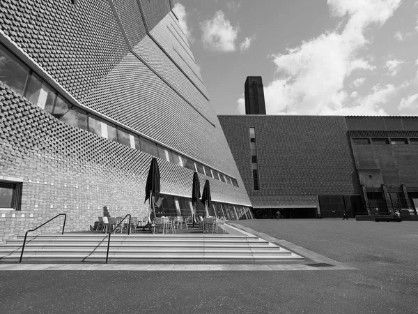 Tate modernes Tavatnik-Gebäude in London schwarz und weiß — Stockfoto