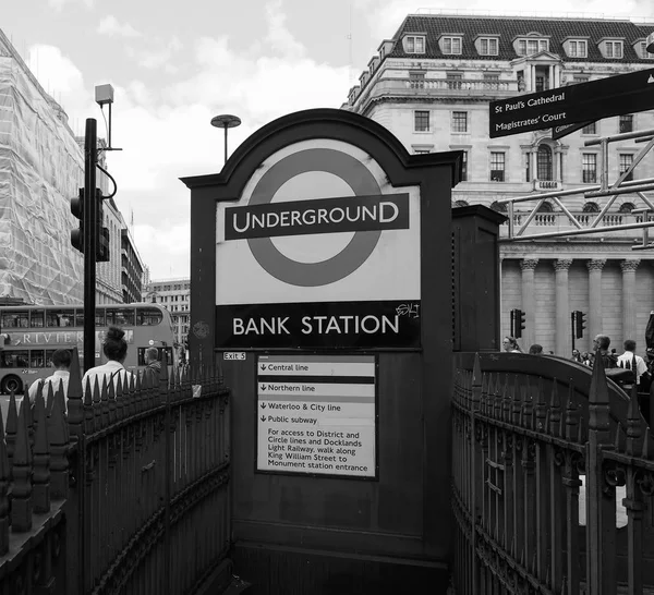Estación de metro Bank en Londres en blanco y negro —  Fotos de Stock