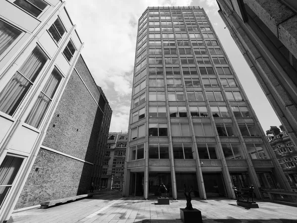 Edifício Economist em Londres preto e branco — Fotografia de Stock