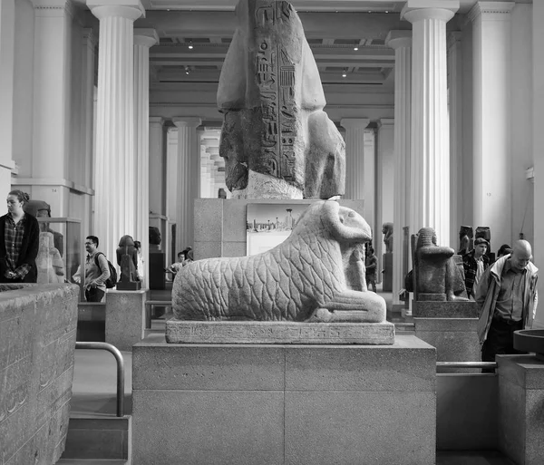 Toeristen in het British Museum in Londen zwart-wit — Stockfoto