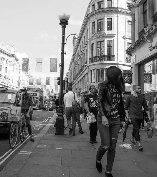 Pessoas em Oxford Street em Londres preto e branco — Fotografia de Stock