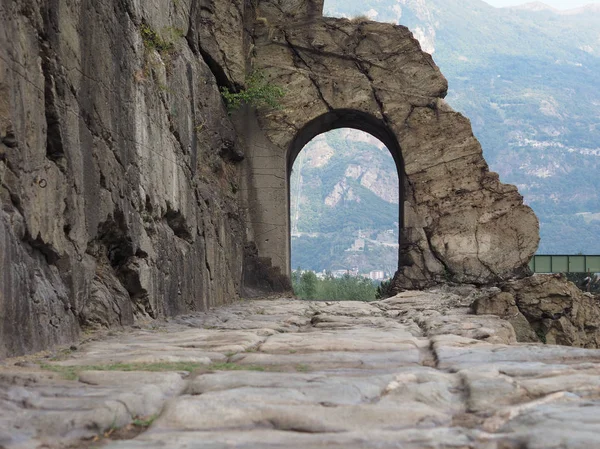 Ancienne arche de route romaine à Donnas — Photo