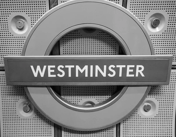 Westminster estação de metrô roundel em Londres preto e branco — Fotografia de Stock