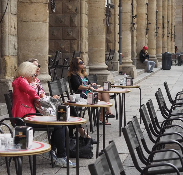 İnsanlar Bologna şehir merkezinde
