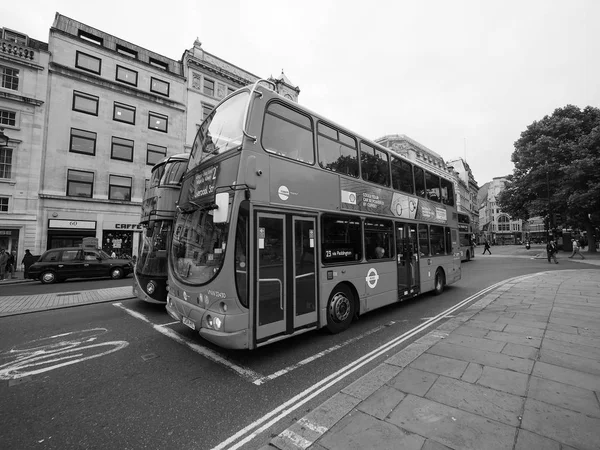 Röd buss i London svart och vitt — Stockfoto