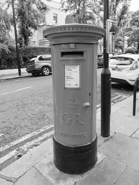 Londra siyah beyaz kırmızı posta kutusu — Stok fotoğraf