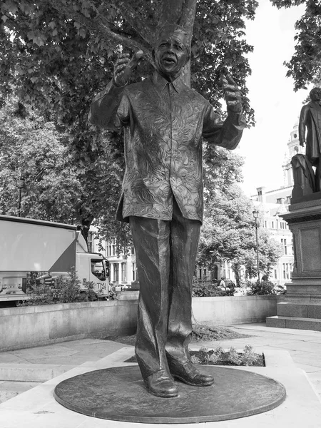 Mandela staty i London svart och vitt — Stockfoto