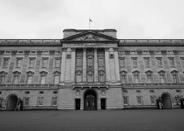 Palacio de Buckingham en Londres blanco y negro — Foto de Stock