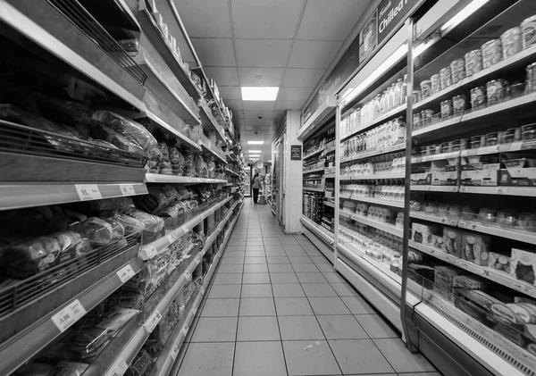 Supermercado Tesco en Londres en blanco y negro — Foto de Stock