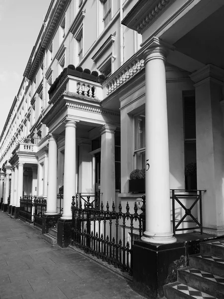 Casas adosadas en Londres blanco y negro — Foto de Stock