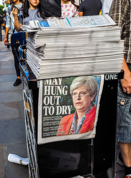 Theresa Mayıs Londra'da, hdr gösterilen Gazeteler — Stok fotoğraf