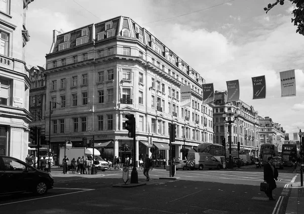Persone a Regent Street a Londra in bianco e nero — Foto Stock