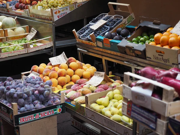 Hortalizas y frutas en Bolonia —  Fotos de Stock