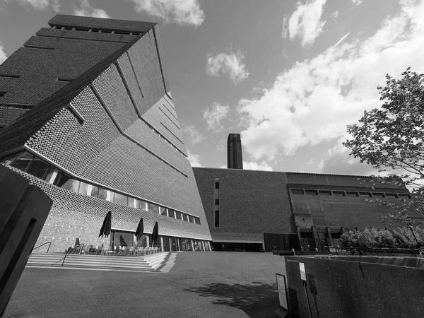 Tate modernes Tavatnik-Gebäude in London schwarz und weiß — Stockfoto