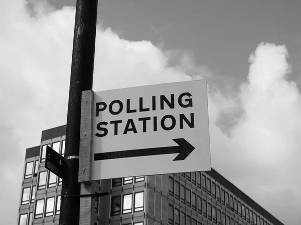 Polling station i London svart och vitt — Stockfoto