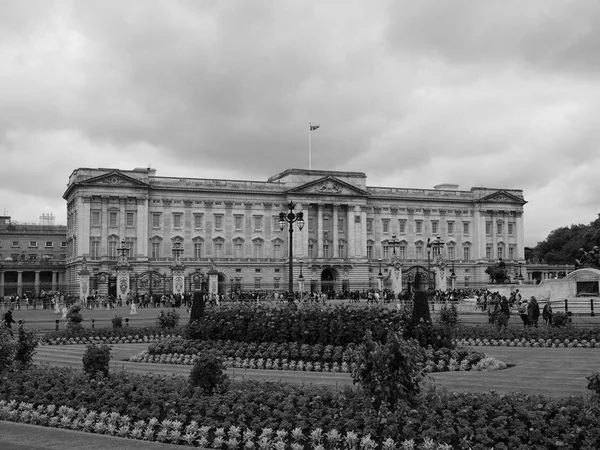 Picture: black and white buckingham palace | Black and 