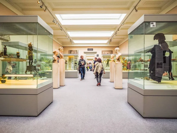 Touristen im britischen Museum in London, hdr — Stockfoto