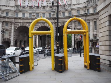 Anti terörizm güvenlik bariyerleri Londra'da