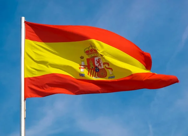 Spaanse vlag van Spanje over blauwe hemel — Stockfoto
