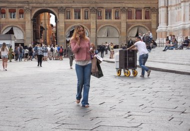 İnsanlar Bologna şehir merkezinde