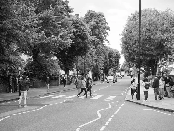 Abbey Road geçiş Londra siyah ve beyaz — Stok fotoğraf