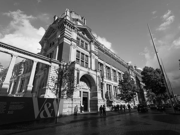 Victoria and Albert Museum in Londen zwart-wit — Stockfoto