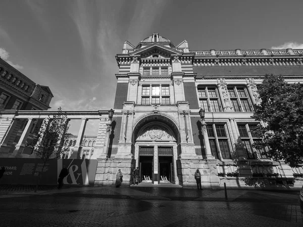 Victoria and Albert Museum en Londres en blanco y negro — Foto de Stock